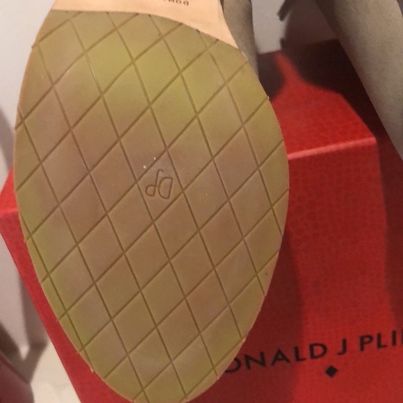 Donald Pliner Kara Peep Toe Pumps Size 9 - Picture 4 of 10